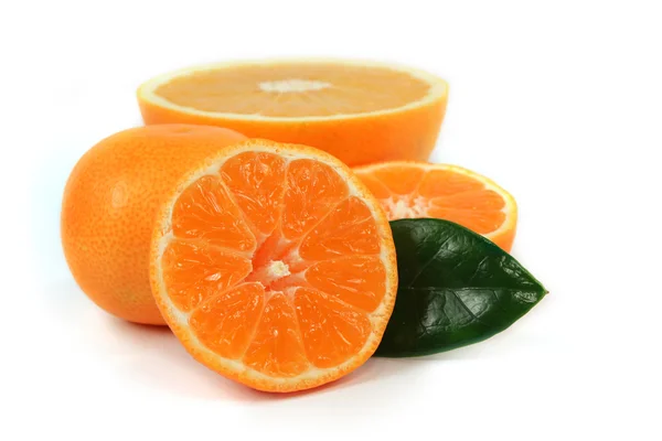 Dilimlenmiş portakal izole — Stok fotoğraf