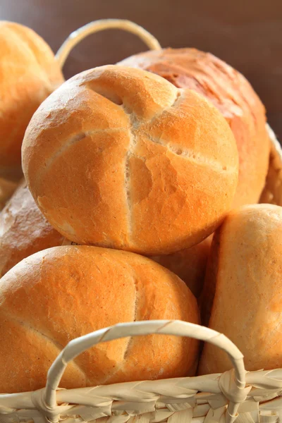 Хлебные рулеты в корзине — стоковое фото