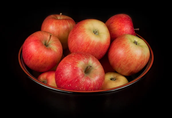 Rode appels in een mandje — Stockfoto