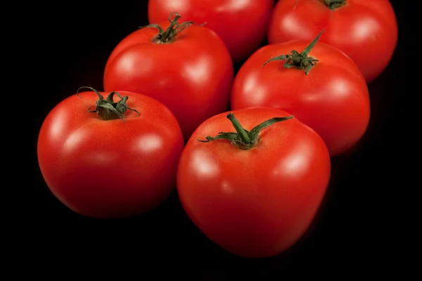 Tomates em fundo preto — Fotografia de Stock