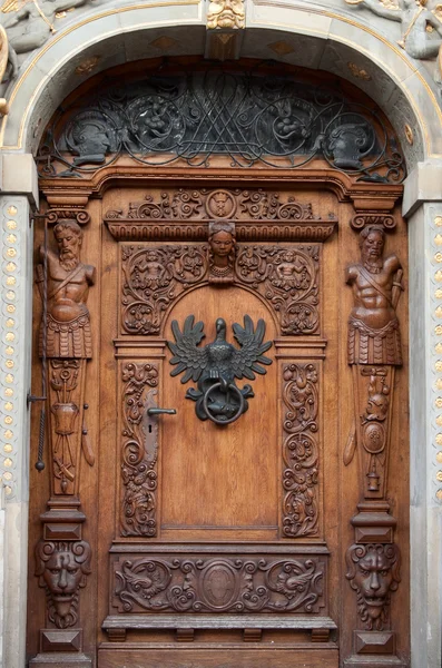 Porta de madeira velha com ornamentos — Fotografia de Stock