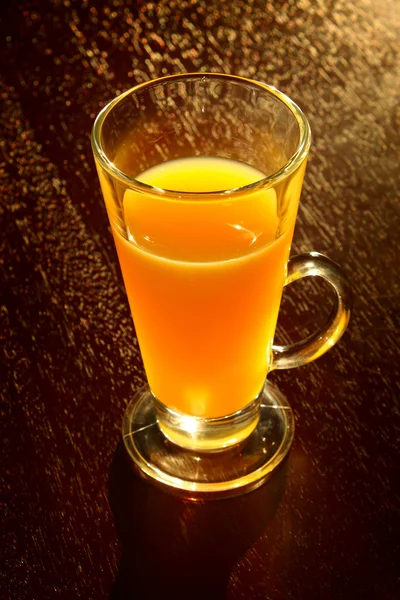 Suco de laranja em um copo — Fotografia de Stock