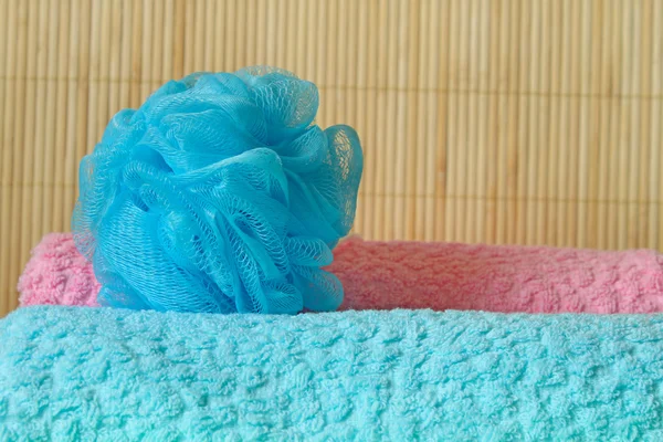 Handtücher und ein Körperschwamm — Stockfoto