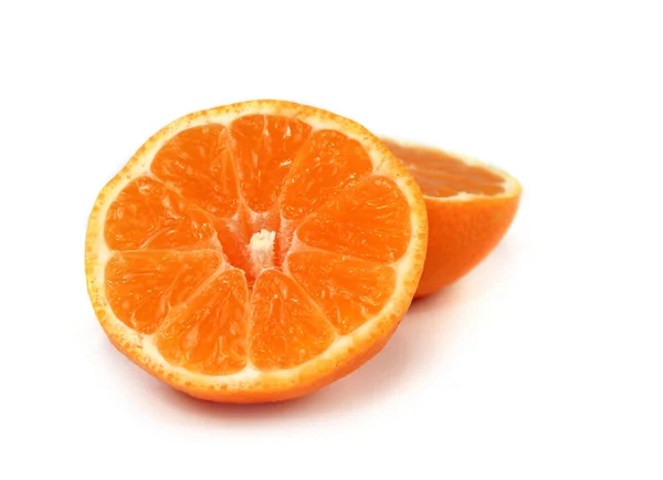 Świeże, plasterki pomarańczy na białym tle — Zdjęcie stockowe
