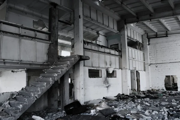 Разрушенный интерьер здания — стоковое фото
