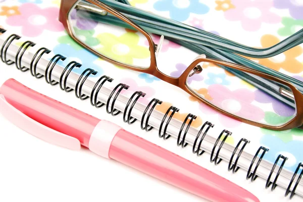 Cuaderno, bolígrafo y gafas —  Fotos de Stock