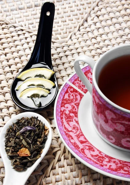 Tazza di tè con miele, limone ed erbe aromatiche — Foto Stock