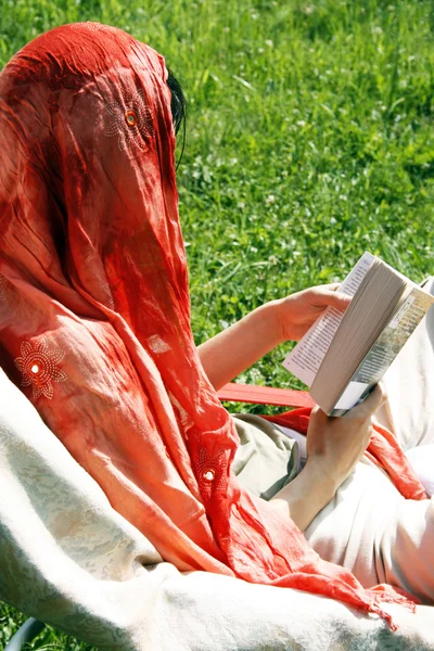Молодая женщина, читающая роман — стоковое фото
