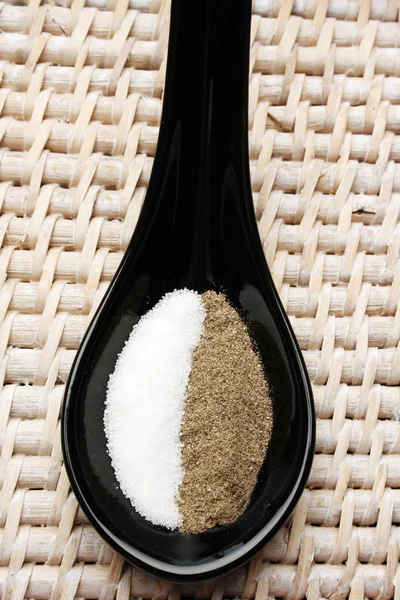 Lepel met zout en peper — Stockfoto