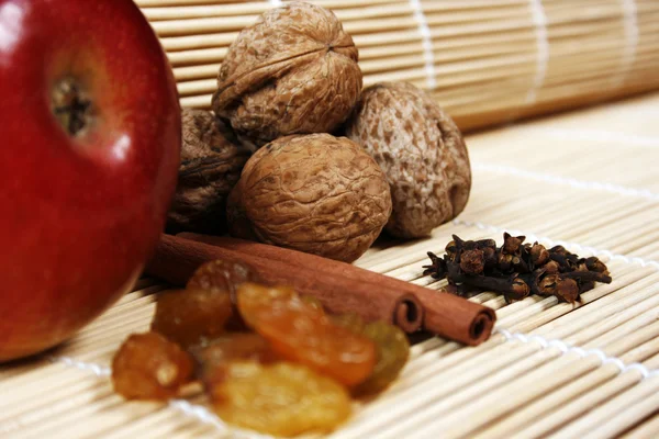 Apple, walnuts, cinnamon, berri — Stock Photo, Image