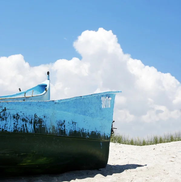 在沙滩上的小船 — 图库照片