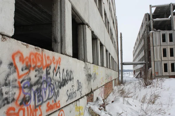 Grafiter på väggen i den oavslutade Bygg — Stockfoto
