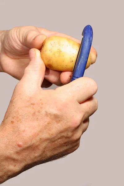 감자 껍질 벗기는 사람 — 스톡 사진