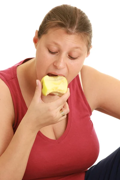 Młoda kobieta je jabłko — Zdjęcie stockowe