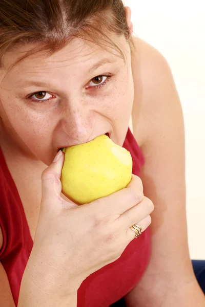 Fiatal nő eszik egy almát — Stock Fotó