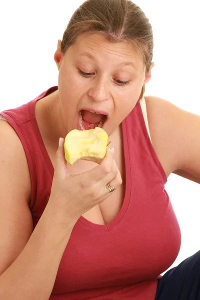 사과를 먹는 젊은 여자 — 스톡 사진