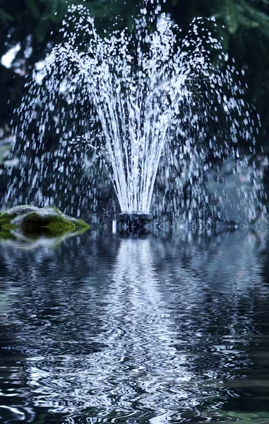 Vesiputouksen sirpale — kuvapankkivalokuva