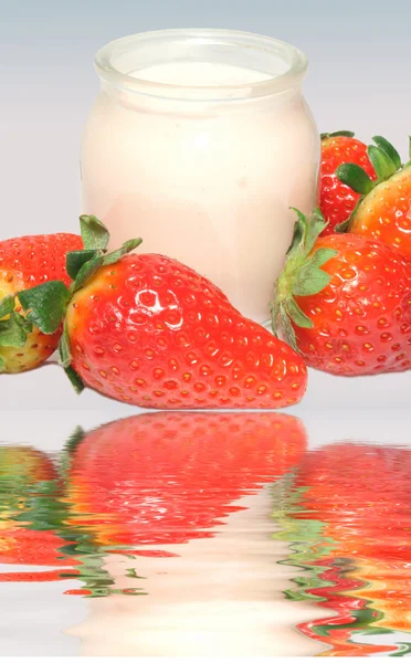 新鲜多汁草莓酸奶 — 图库照片