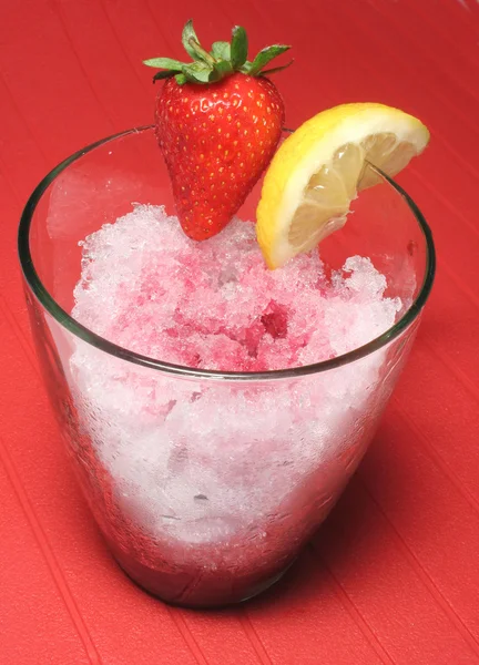 Ποτό φράουλας θρυμματισμένο πάγο — Φωτογραφία Αρχείου