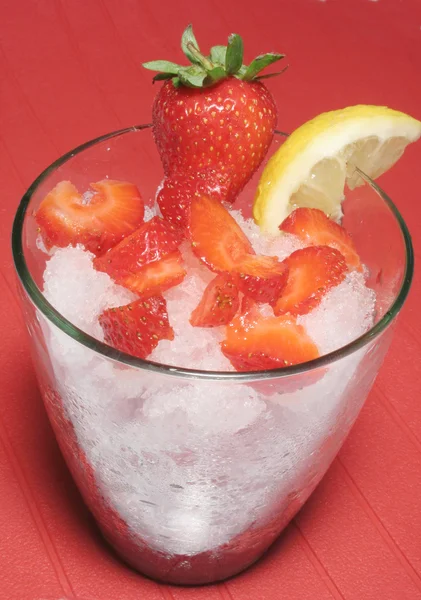 草莓碎的冰饮料 — 图库照片