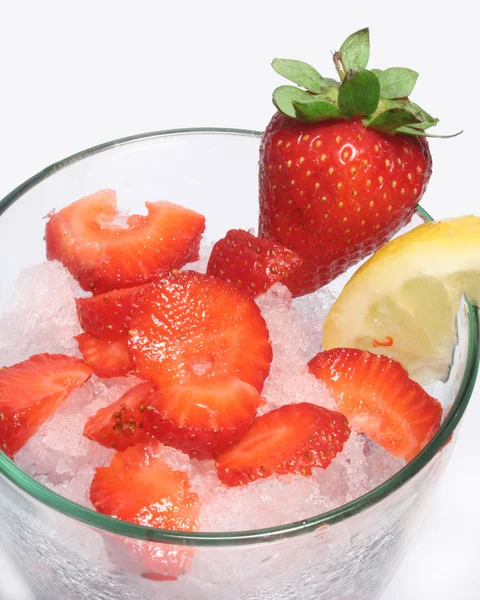草莓碎的冰饮料 — 图库照片