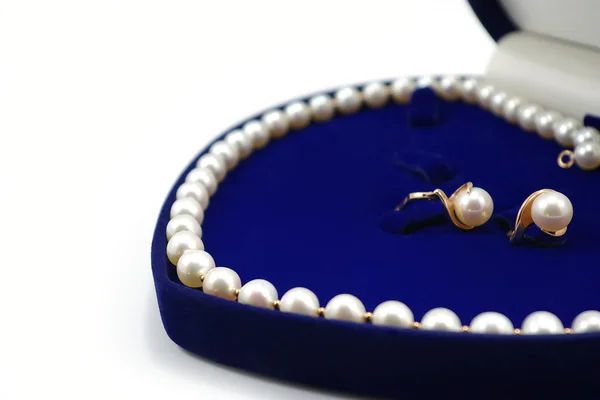 Жемчужное ожерелье в голубой коробке в форме сердца — стоковое фото
