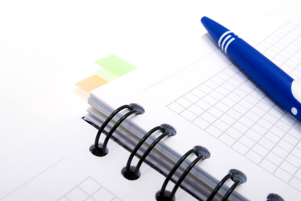 пустой блокнот с ручкой
