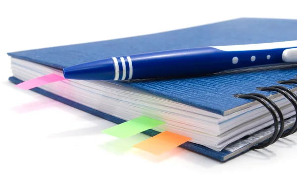 Cuaderno azul con marcadores — Foto de Stock