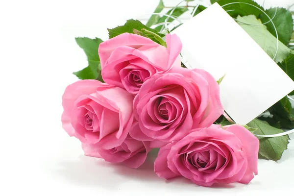 Cinco rosas rosadas con tarjeta en blanco — Foto de Stock