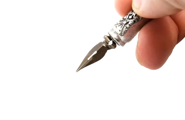 Рука людини тримає стародавню ручку ізольовано — стокове фото