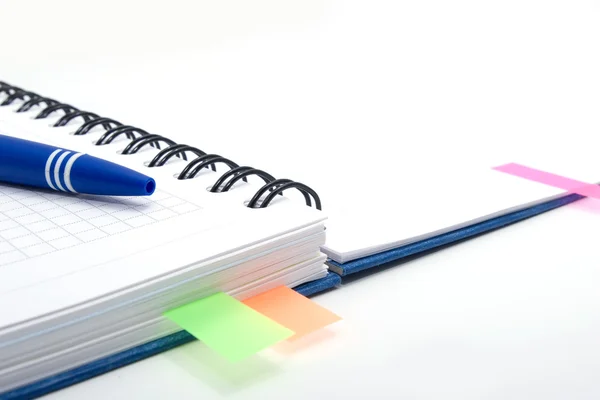Cuaderno con bolígrafo azul y marcadores — Foto de Stock