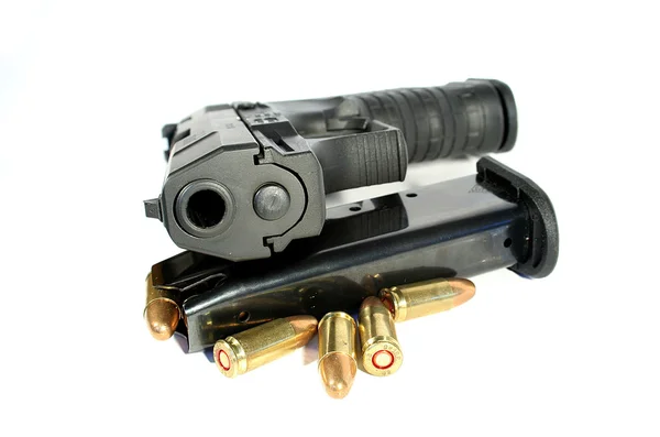 Pistolet et agrafe réels avec munitions 9 mm — Photo