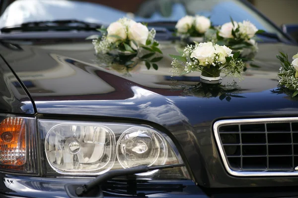 Украшенный свадебный автомобиль — стоковое фото