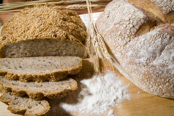 Two kind of bread and a wheat — Stock Photo, Image