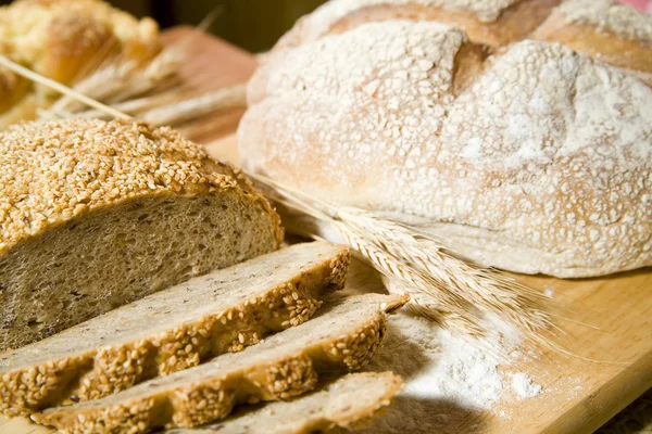 Dwa rodzaje chleba i pszenicy — Zdjęcie stockowe