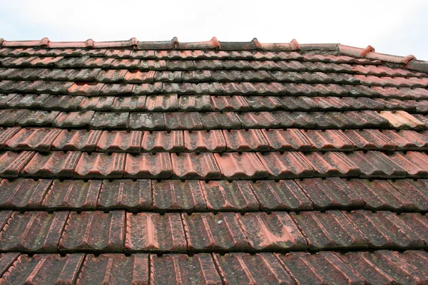 Oud dak bekleed door dakpannen — Stockfoto