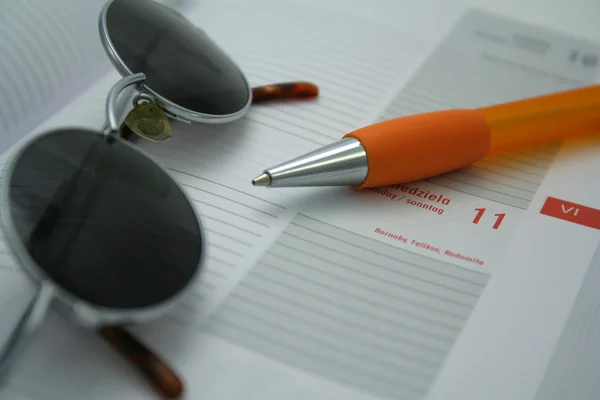 Glasögon, penna och kalender — Stockfoto