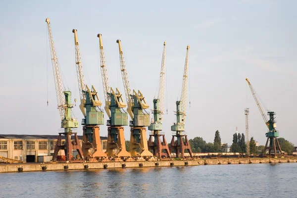 Büyük vinç ve liman — Stok fotoğraf