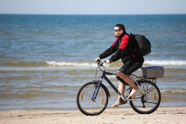 Άνδρας ιππασία ποδήλατο βουνού στην παραλία — Φωτογραφία Αρχείου