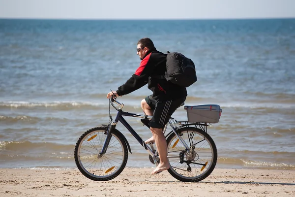 Sahilde erkek sürme dağ bisikleti — Stok fotoğraf