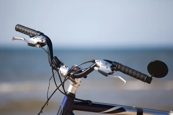 Bike handlebar wheel over see horizon — Stock Photo, Image