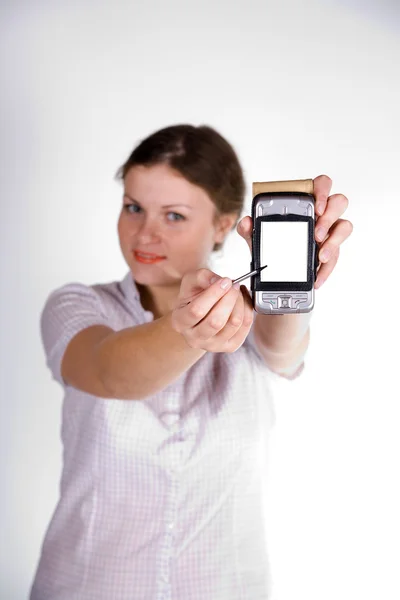 Menina bonita com um smartphone — Fotografia de Stock