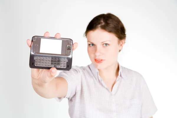 Chica bonita con un teléfono inteligente — Foto de Stock