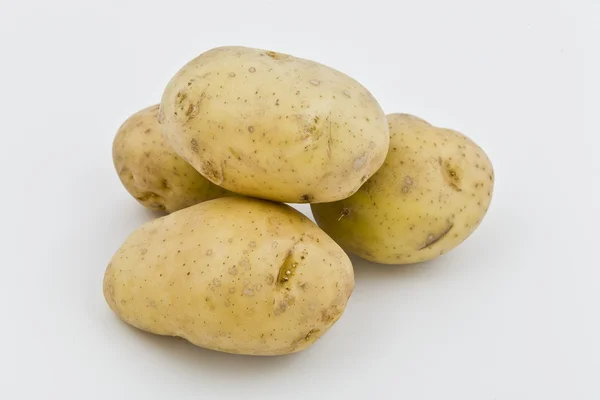 Batatas jovens em fundo natural — Fotografia de Stock