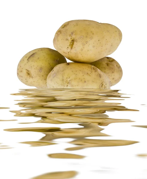 Nové brambory ve vodě — Stock fotografie