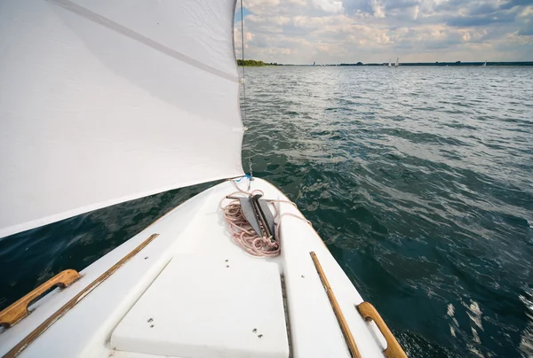 Meu pequeno iate privado - velejando no lago — Fotografia de Stock
