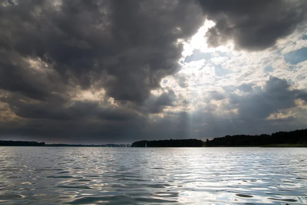 Cloudy weather on the lake — Stock Photo, Image