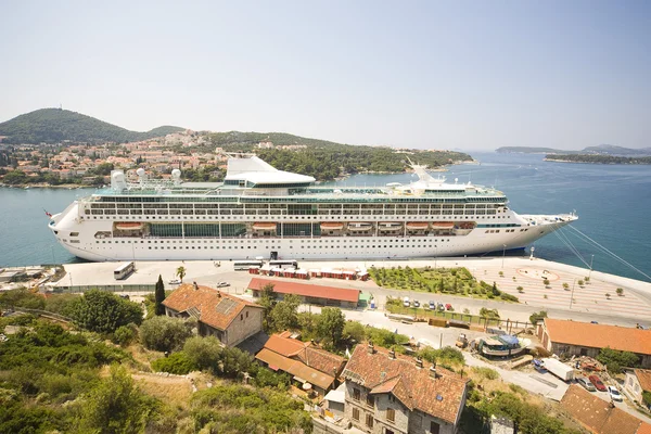 Stort fartøj i Dubrovnik havn - Stock-foto