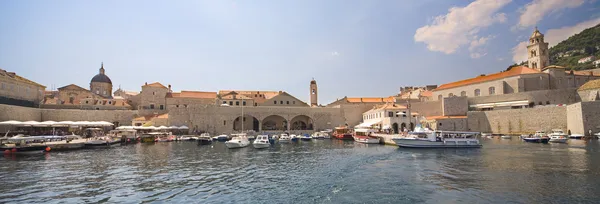Dubrovnik - panoramisch uitzicht vanaf zee — Stockfoto