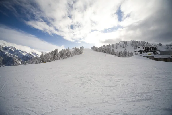 Pista de esquí en Dolomitas italianas — Foto de Stock